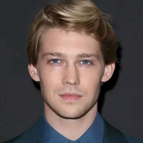 Photo star : Joe  Alwyn