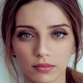 Photo star : Angela Sarafyan