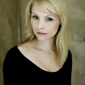 Photo star : Myanna Buring