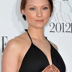 Photo star : Myanna Buring