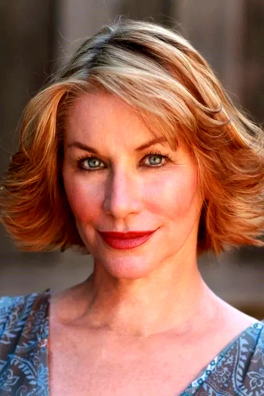  Caroline Williams