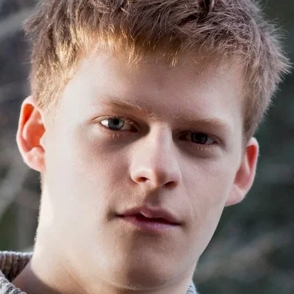 Lucas  Hedges