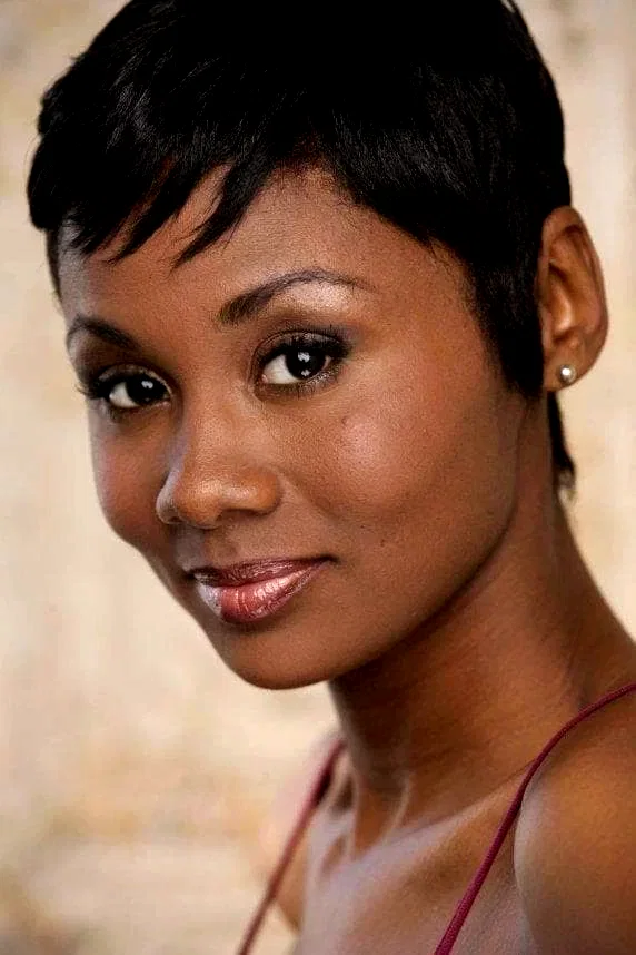  Emayatzy Corinealdi