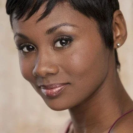  Emayatzy Corinealdi