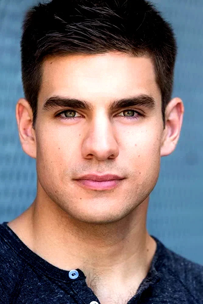  Alex Esola