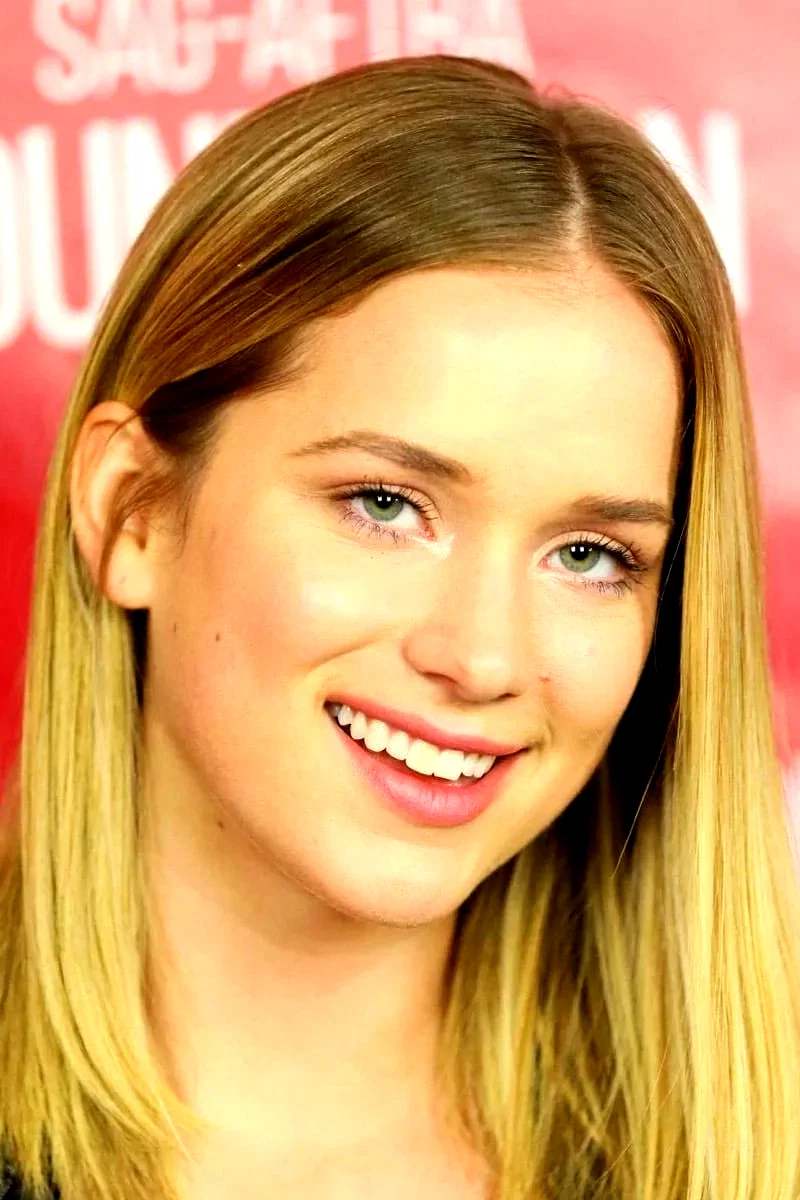  Elizabeth Lail