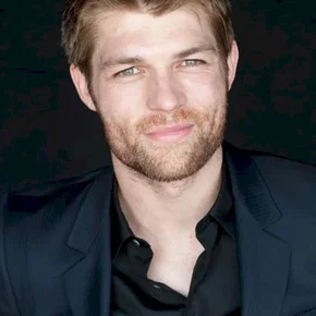Photo star : Liam McIntyre