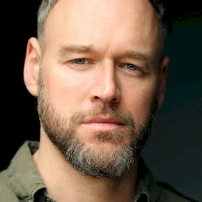 Photo star : Elliot Cowan