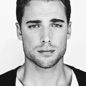 Photo star : Dustin Milligan