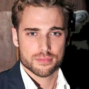 Photo star : Dustin Milligan