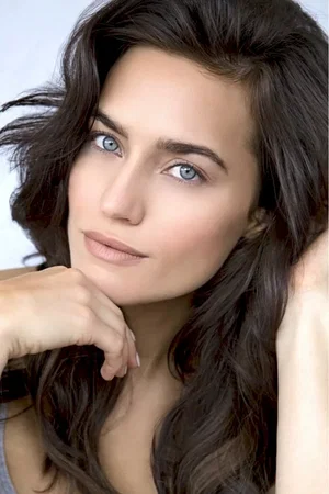  Caitlin Leahy