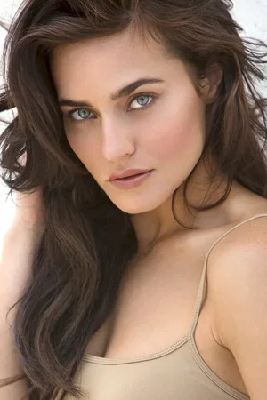 Caitlin Leahy