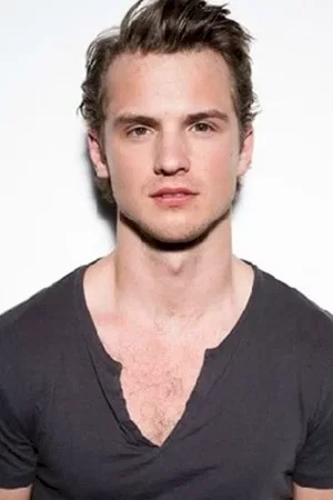 Freddie Stroma photo