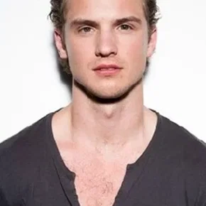 Photo star : Freddie Stroma