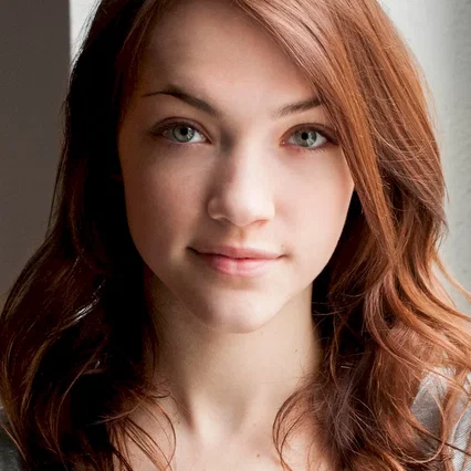  Violett Beane