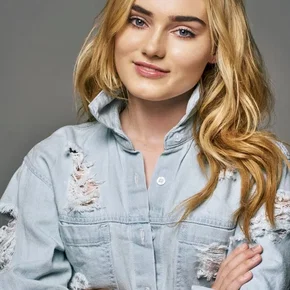 Photo star :  Meg Donnelly