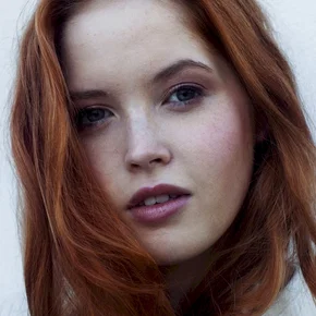 Photo star :  Ellie Bamber