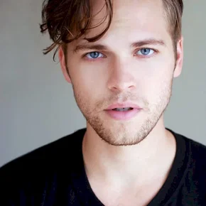 Photo star : Alexander Calvert