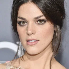 Photo star :  Callie Hernandez