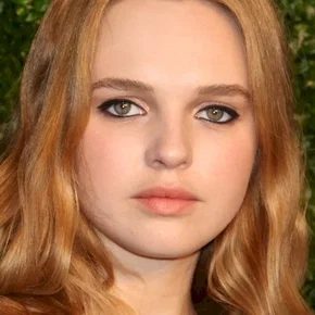 Photo star :  Odessa Young