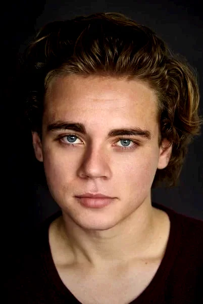  Christopher Dylan White