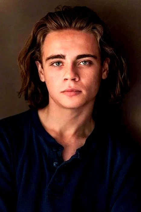  Christopher Dylan White