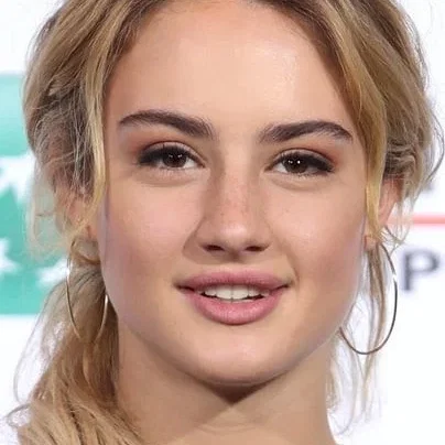  Grace Van Patten