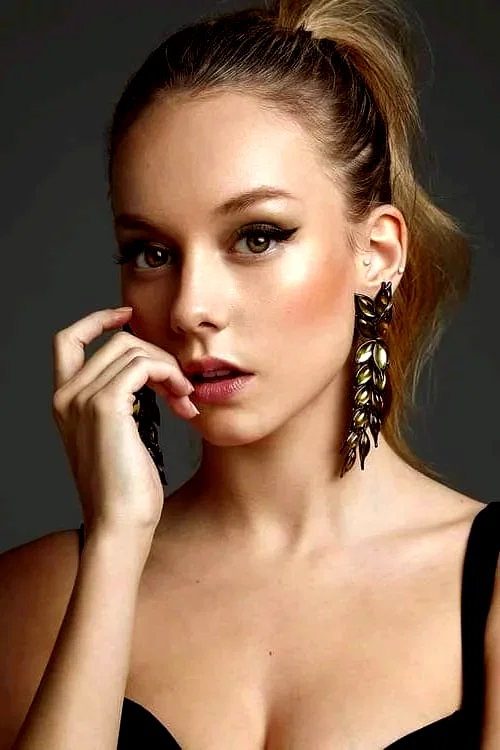  Ester Expósito