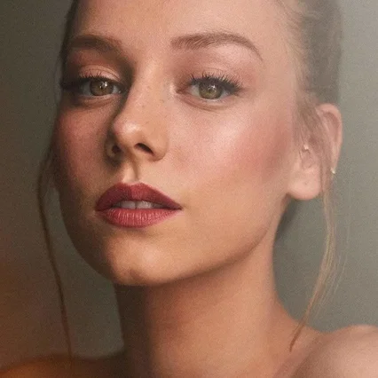  Ester Expósito