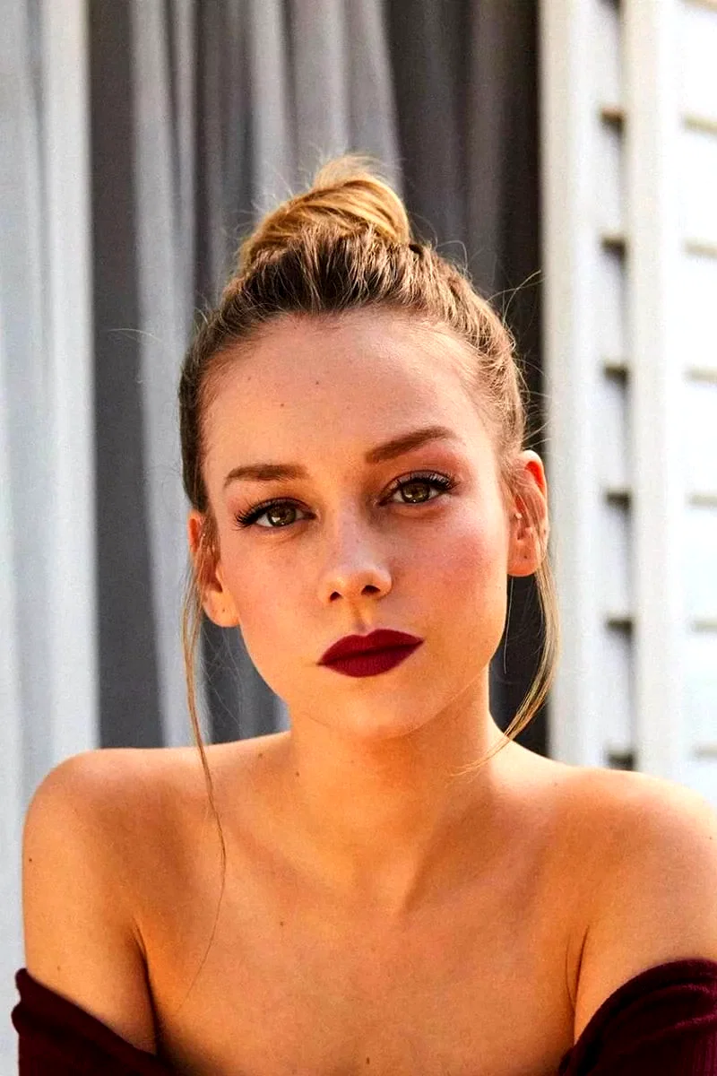  Ester Expósito