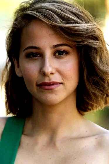  Irene Escolar