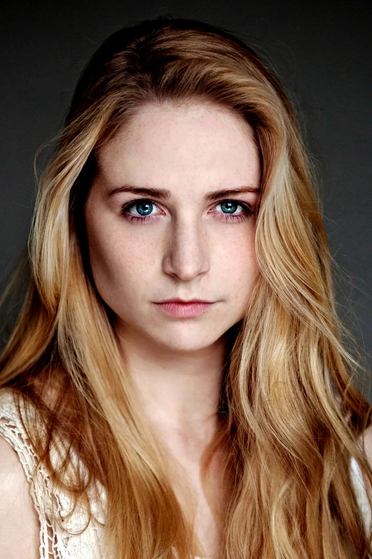  Niamh Algar