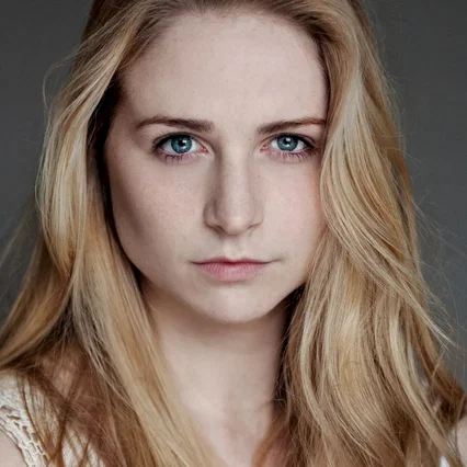  Niamh Algar