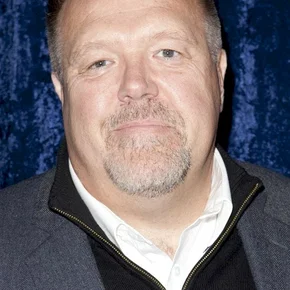 Photo star : Joel McKinnon Miller