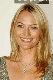  Sarah Wynter