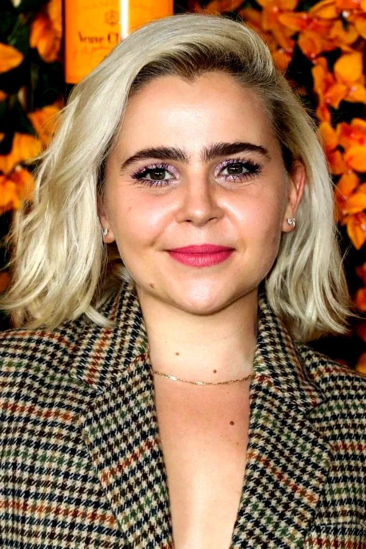  Mae Whitman