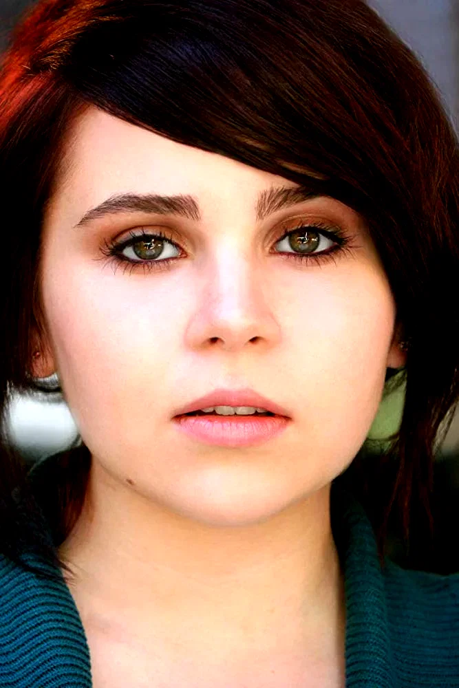  Mae Whitman