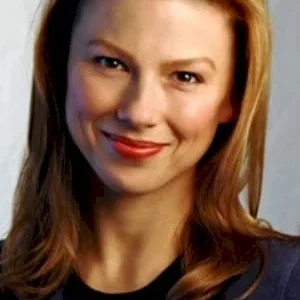  Robyn Moore