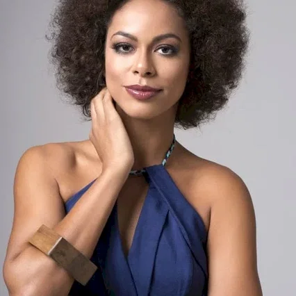  Roberta Santiago
