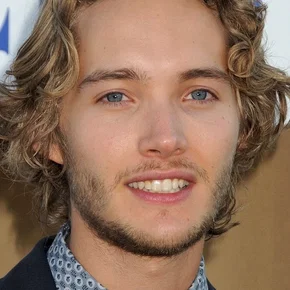 Photo star : Toby Regbo