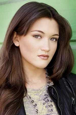  Isa Briones