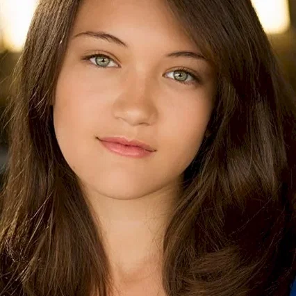  Isa Briones