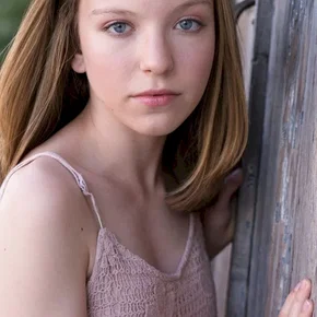 Photo star :  Aislinn DeButch
