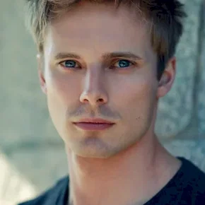 Photo star : Bradley James