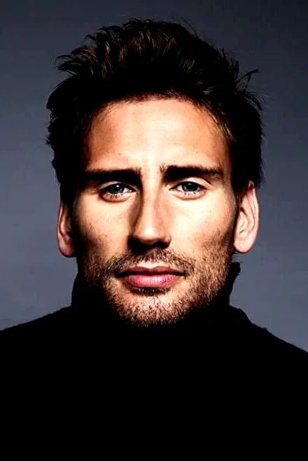  Edward Holcroft