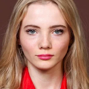 Photo star :  Freya Allan