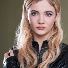 Photo star :  Freya Allan
