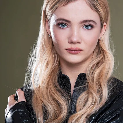  Freya Allan