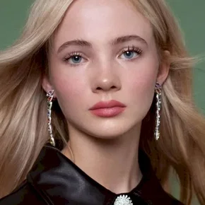 Photo star :  Freya Allan