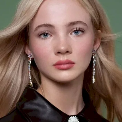  Freya Allan
